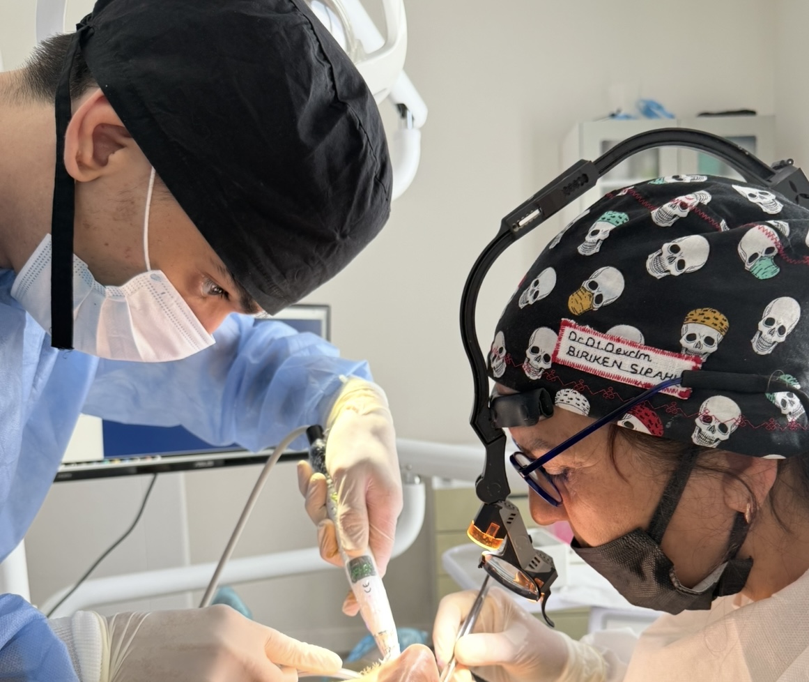 Dr. Dt. Devrim Biriken Sipahi ve Dt. Ekin Sipahi – Şişli Kliniği